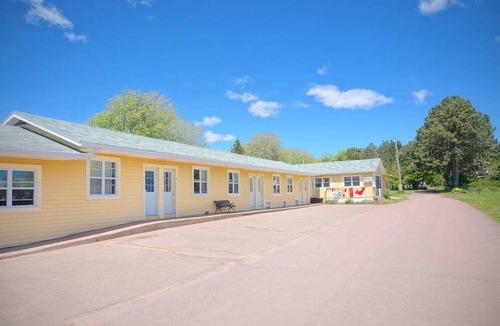 Summerside Apartment | (3) Private Queen Suite at Green Acres Summerside