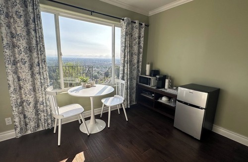 Whittier House | 3 Private Suites & LA Views
