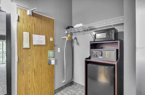 Urbana Hotel | 3 Queen-Bed Rooms Experience Perfect for Exploring Urbana Attractions