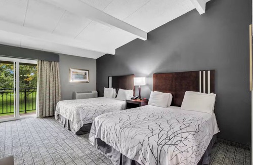 Urbana Hotel | 3 Queen-Bed Rooms Experience Perfect for Exploring Urbana Attractions