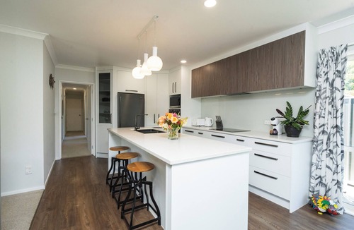 Raureka House | 3 Queen beds, Hot Tub, Air Conditioning.