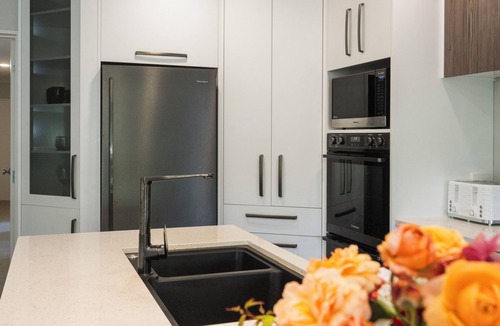 Raureka House | 3 Queen beds, Hot Tub, Air Conditioning.