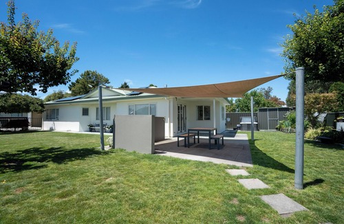 Raureka House | 3 Queen beds, Hot Tub, Air Conditioning.