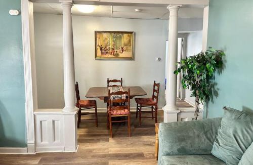 Johnson City Apartment | 3 Queen Beds-Walk to UHS-Near BU-Crews Welcome.