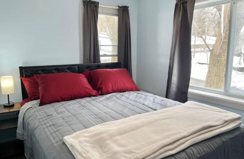 Johnson City Apartment | 3 Queen Beds-Walk to UHS-Near BU-Crews Welcome.