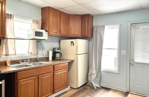 Johnson City Apartment | 3 Queen Beds-Walk to UHS-Near BU-Crews Welcome.