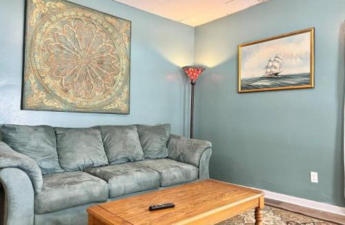 Johnson City Apartment | 3 Queen Beds-Walk to UHS-Near BU-Crews Welcome.