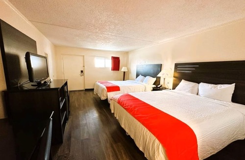 West San Antonio Hotel | 3 Queen Rooms - Great San Antonio Value Stay for Family Trips | Onsite Pool