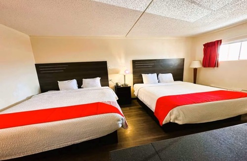 West San Antonio Hotel | 3 Queen Rooms - Great San Antonio Value Stay for Family Trips | Onsite Pool