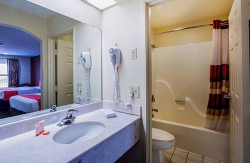 Port Allen Hotel | 3 Relaxing Rooms for a Convenient LSU Stay Near Dining & Attractions