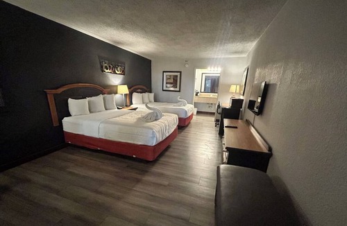 Mattoon Hotel | 3 Relaxing Mattoon Rooms w/Breakfast | Dining, Golf & Recreation Nearby