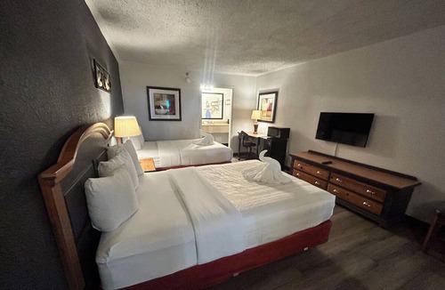 Mattoon Hotel | 3 Relaxing Mattoon Rooms w/Breakfast | Dining, Golf & Recreation Nearby