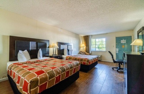 Port Lavaca Hotel | 3 Relaxing Rooms w/Seasonal Outdoor Pool - Near Lighthouse Beach!