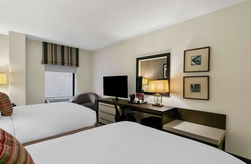 Downtown Baltimore Hotel | 3 Relaxing Rooms with Fitness Center | Close to MT Bank Stadium
