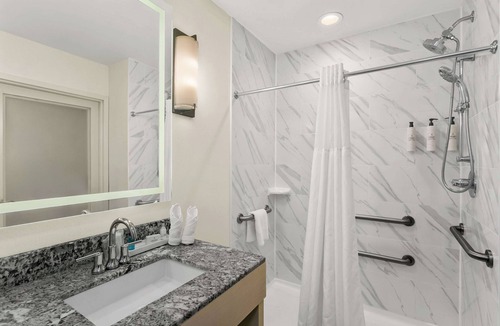 Downtown Baltimore Hotel | 3 Relaxing Rooms with Fitness Center | Close to MT Bank Stadium