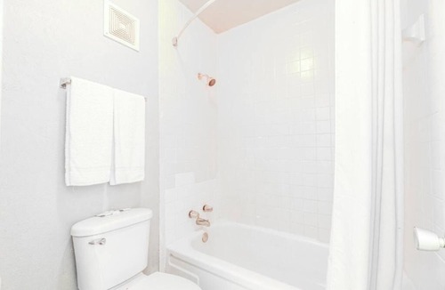 Lawton Hotel | 3 Restful Full Bed Rooms Close to USPHS & Cameron University