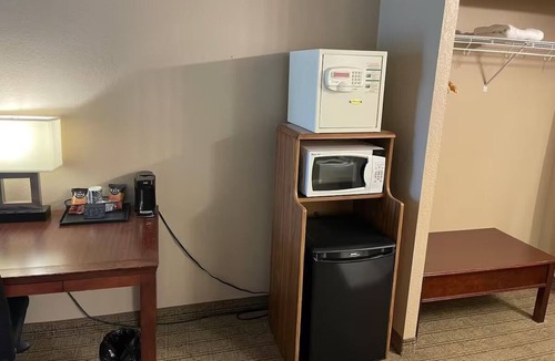 Urbana Hotel | 3 Restful Full Bed Rooms Near Urbana Attractions + Free Continental Breakfast