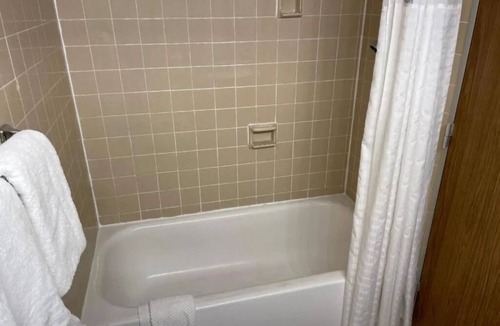 Urbana Hotel | 3 Restful Full Bed Rooms Near Urbana Attractions + Free Continental Breakfast