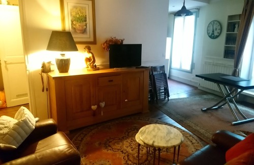 Quartier de la Folie-Mericourt Apartment | 3-room apartment 50m2 on the 1st floor of a building facing south