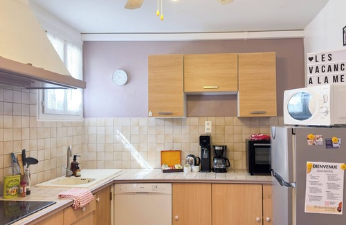 Port-Vendres Condo | 3 room apartment | AC | Handmade ART | 50m to port | board games | bedding incl.