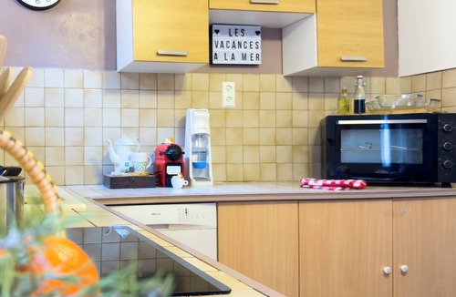 Port-Vendres Condo | 3 room apartment | AC | Handmade ART | 50m to port | board games | bedding incl.
