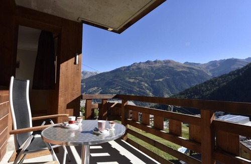 Grimentz Apartment | 3-room apartment for 5 persons : Living room with 1 sofa-bed - kitchen with dishwasher and microwave