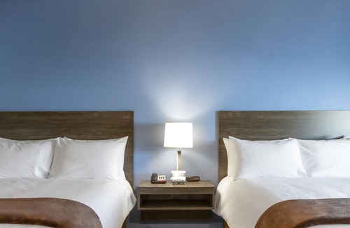 Jonesboro Hotel | 3 Room Stay for Pet-Lovers or Big Groups | near Centennial Bank Stadium