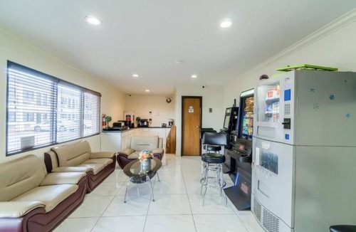 FM 1960 Hotel | 3 Rooms Ready w/2 Queen Beds Near Meyer Park – Pet-Friendly