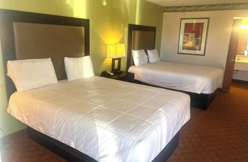 Whitesboro Hotel | 3 Rooms - Relaxing Stay w/2 Queen Beds Close to Local Parks and Trails