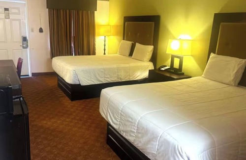 Whitesboro Hotel | 3 Rooms - Relaxing Stay w/2 Queen Beds Close to Local Parks and Trails