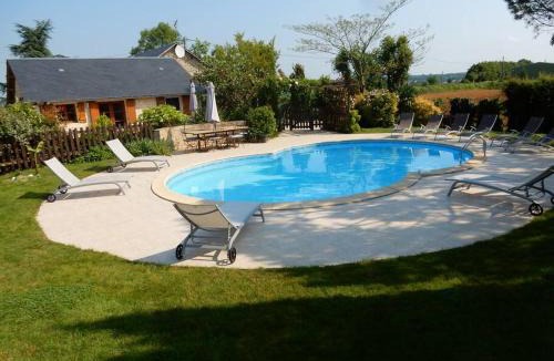 Saint-Georges-de-Noisne House | 3 self-contained gites with pool and games room