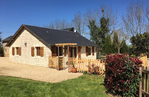 Saint-Georges-de-Noisne House | 3 self-contained gites with pool and games room