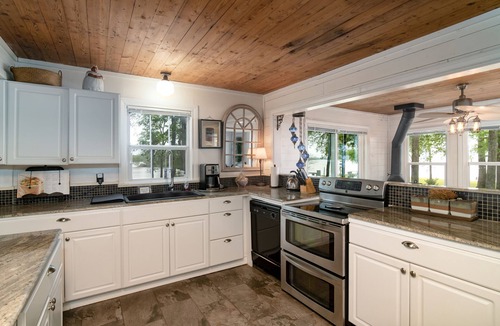 Berryville House | 3 separate cottages side by side waterfront with panoramic views