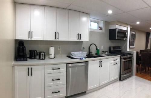 Richmond Hill Apartment | 3 Spacious Bedroom Basement Apartment in Richmond Hill
