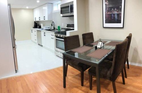 Richmond Hill Apartment | 3 Spacious Bedroom Basement Apartment in Richmond Hill