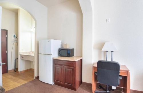 Clute Hotel | 3 Spacious Rooms | Experience Relaxation w/King Bed Near Jackson Park