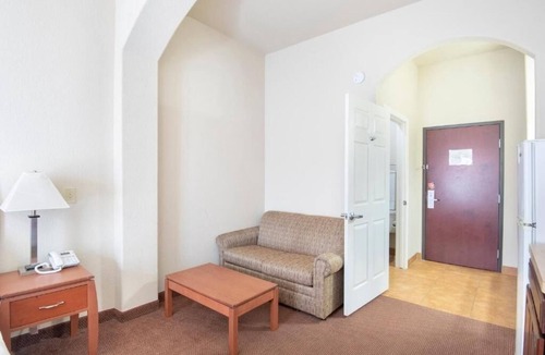 Clute Hotel | 3 Spacious Rooms | Experience Relaxation w/King Bed Near Jackson Park