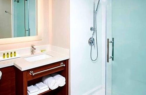 Downtown Mississauga Hotel | 3-Star Hotel ∙ Delta Hotels by Marriott Toronto Mississauga