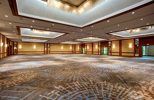 South Tulsa Hotel | 3-Star Hotel ∙ DoubleTree by Hilton Tulsa at Warren Place