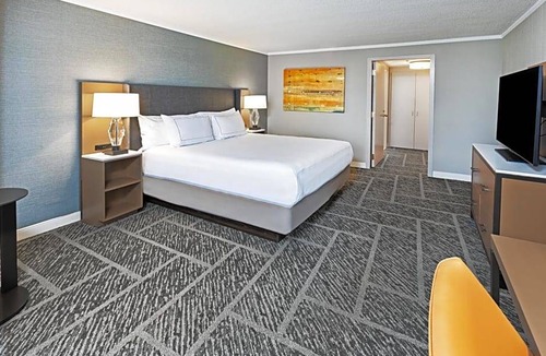 South Tulsa Hotel | 3-Star Hotel ∙ DoubleTree by Hilton Tulsa at Warren Place