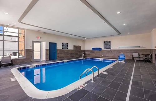 Simonton Lake Hotel | 3-Star Hotel ∙ Four Points by Sheraton Elkhart