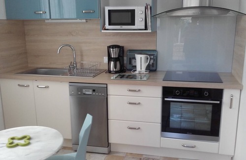Quimper House | 3-star tourist home, quiet location, terrace and garden, view of the Odet river, electric bollard.