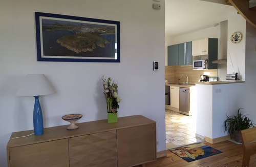Quimper House | 3-star tourist home, quiet location, terrace and garden, view of the Odet river, electric bollard.