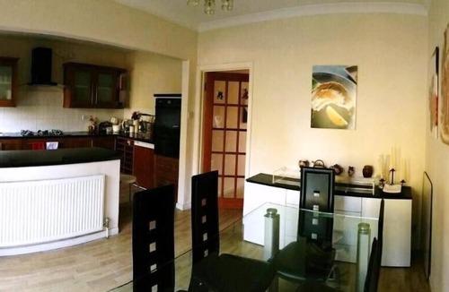 Basingstoke House | 3 Storey modern executive townhouse. Central Basingstoke, with parking