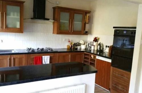 Basingstoke House | 3 Storey modern executive townhouse. Central Basingstoke, with parking