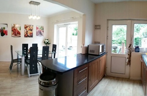 Basingstoke House | 3 Storey modern executive townhouse. Central Basingstoke, with parking