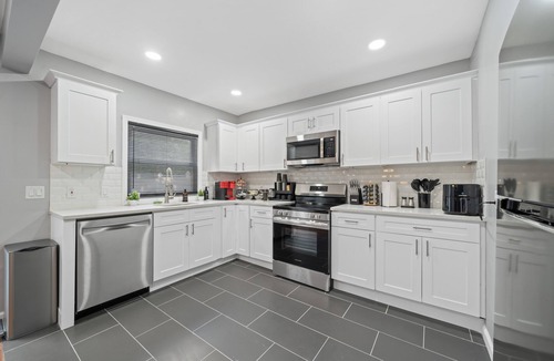 Constable Hook House | 3 Story Building: 6Bed 4Bath, Arcade, Massage Lounge, train 7min, NYC 20min