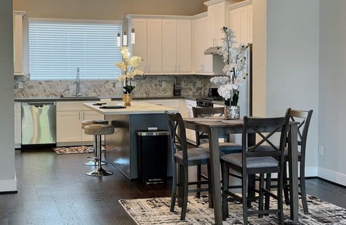 Greater East End House | 3-Story Downtown Houston Safe Haven