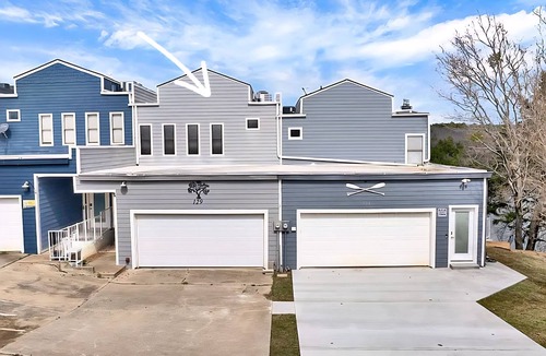 Pottsboro House | 3-Story Lakefront 4-bedroom Townhome on 5-acre Private Lake