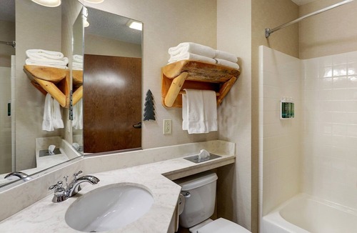 Moline Hotel | 3 Suites | Stoney Creek Hotel w/Pool Access | 0.7 mi to Mississippi Riverfront